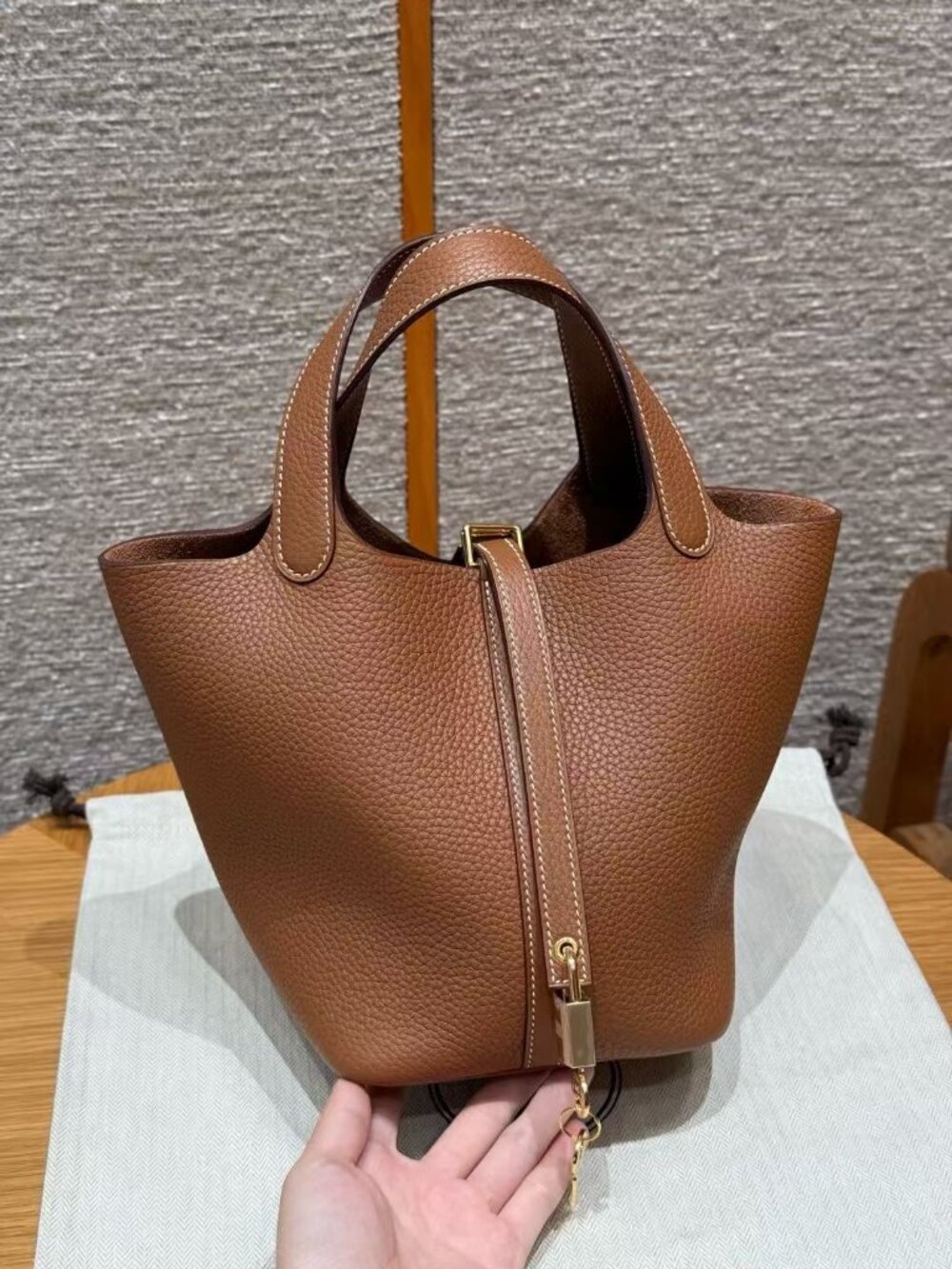 Classic Hermes Bag: A Stylish and Versatile Choice for Elegance